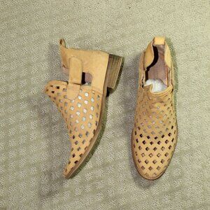Women’s 9 Musse & Cloud Caila Nubuck Leather Perforated Tan Ankle Booties